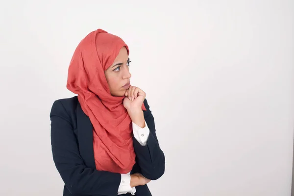 Retrato Isolado Bela Mulher Muçulmana Usa Blazer Preto Hijab Com — Fotografia de Stock