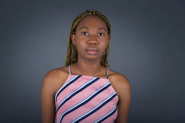 Neşeli Genç Afrikalı Amerikalı Bir Kadının Gri Arka Planda Dikilirken — Stok fotoğraf