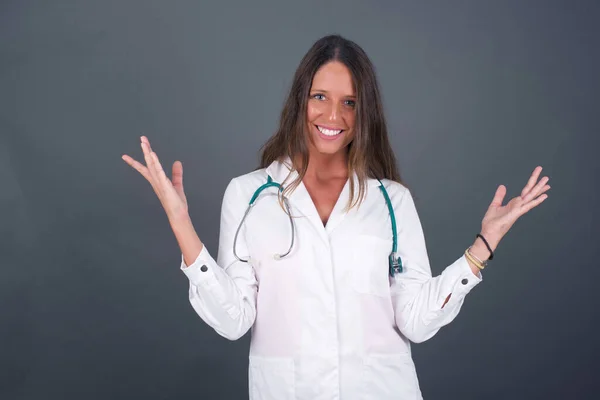 Επίτευξη Ιδέα Επιτυχίας Χαρούμενη Νεαρή Γιατρός Γυναίκα Σηκώνει Χέρια Ψηλά — Φωτογραφία Αρχείου