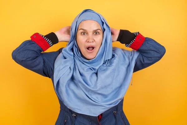 Excited Overjoyed Middle Aged Muslim Woman Hijab Screams Receiving Good — Stock Photo, Image