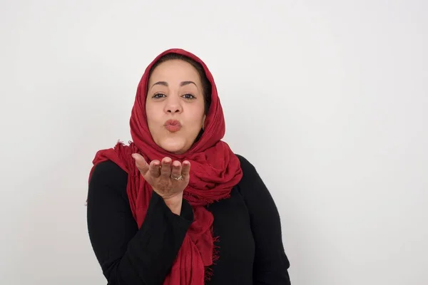 Schattig Aantrekkelijk Volwassen Moslim Vrouw Blaast Kus Camera Toont Liefde — Stockfoto