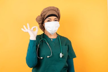 Yeşil üniformalı, çekici, genç, Müslüman bir doktor kadının, olumlu bir ifade ve iyimser bir ifade sergilemesine sevindim.. 