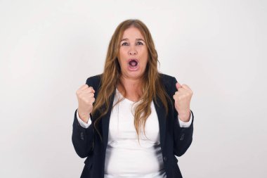  Duvarda yumrukları olan orta yaşlı güzel bir kadın..  