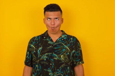 Komik İspanyol komedyen gözlerini şaşı yapar, dudaklarını büzer, bütün gün çalıştıktan sonra suratını buruşturur. Tuhaf ifadeli cahil adam yalnız eğleniyor, aptalı oynuyor. Beyaz kazak giyiyor.