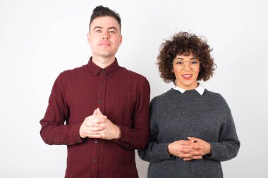 İş Konsepti - Kendine güvenen yüzleri izole edilmiş günlük kıyafetler giyen çift portresi .