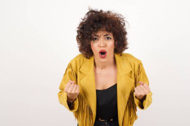 Sıradan kıyafetlerle, kollarını kaldırarak, yumruklarını sıkarak, neşe ve heyecanla golü haykırarak güçlü ve kararlı genç bir kadının portresi. Zafer, başarı ve başarı kavramı.