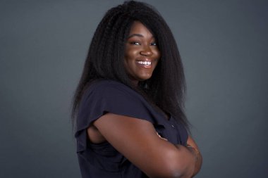 Stüdyoda poz veren güzel Afrikalı Amerikalı kadın. 