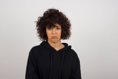 Üzgün, çaresiz, kederli, gözyaşları içinde, kederli bir kadının güzel yüzü. Acı ve depresyon çekiyor. Gri arka planda, üzgün bir yüz ifadesi ve duygu konseptiyle izole edilmiş..