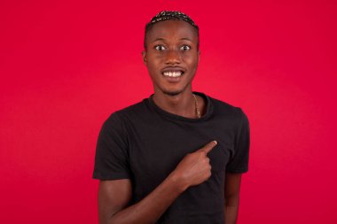 Şaşkınlık içinde afro-amerikan erkek öğrencisinin sersemlemiş olması, kendini parmağıyla işaret ederek 