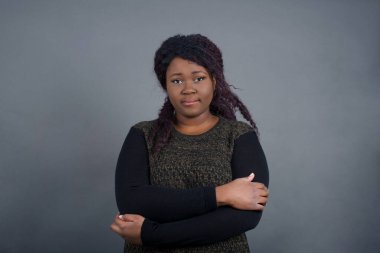 Tarz sahibi Afro-Amerikan kadınlarının tek portresi. Günlük kıyafetleri içinde. Ağzını ısırıyor, endişeli ve korkmuş görünüyor..