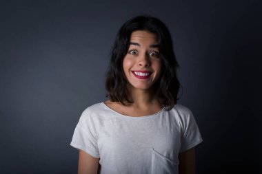 Geniş beyaz gülüşü olan genç güzel bir kız arkadaşlarıyla tanışacağı için heyecanlanıyor ve güzel bir gün geçirmek için dışarı çıkıyor..