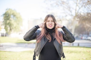 Parkta başı ağrıyan güzel bir kadın. 