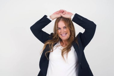 Orta yaşlı güzel bir kadının portresi kameraya heyecanla bakar, ellerini başının üstünde tutar beklenmedik bir şey fark eder, gri duvarın üzerinde izole olur. Güzel bir kadın ani haberlere tepki verir..