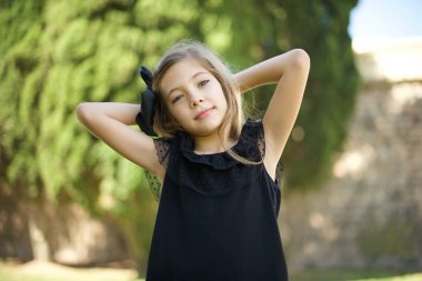Güven ve cinsel ilişki konsepti. Çekici bir genç kızın portresi, el ele tutuşurken kendinden emin bir ifadeyle gülümsüyor.. 