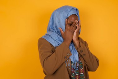 Endişe - güzel bir Afro-Amerikan müslüman kadının kavramsal görüntüsüdür. Yüzünü elleriyle kapatan ve parmaklarının arasından dışarı bakan bir kadın. Bir şeyden ya da birinden korktun mu?.