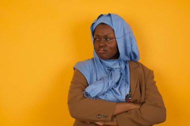 Arka planda izole bir şekilde duran kızgın Afro-Amerikalı müslüman kadının fotoğrafı.. 