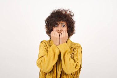 Süet ceketli güzel kadın stüdyo çekimlerinden korkuyor.