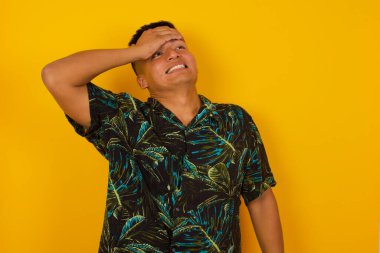 Tüh, ne yaptım ben? Yakışıklı İspanyol adam, korkmuş ve pişmanlık dolu bir ifadeyle alnından el ele tutuşuyor. Açık havada günlük giysiler giyerek..