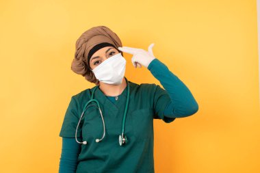 Mutsuz, genç, güzel, yeşil üniformalı Müslüman doktor silah atışı taklidi yapıyor. İntihar hareketi yapıyor. Parmağını şakaklardan ayırmıyor..