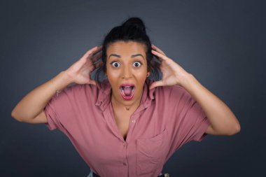 Sevinçten havalara uçmuş bir kadın iyi haberler aldıktan sonra çığlık atıyor, ellerini başının üstüne koyuyor, buna inanamıyorum..