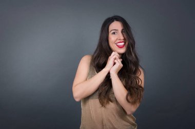 Gri arka planda gülümseyen güzel kadın.  