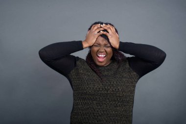 Paniğe kapılmış Afro-Amerikalı kadın kafasının üstünde el ele tutuşup umutsuzluk ve hüsran içinde çığlık atıyordu. Uçağa geç kalıyordu. Gözleri dehşet içindeydi. 