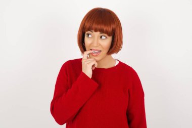 Komik yüzlü, güzel, genç bir kadın. Havayla şişmiş ağız, çılgın bir ifade..