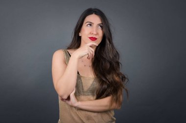 Stüdyoda poz veren güzel bir kadın. 