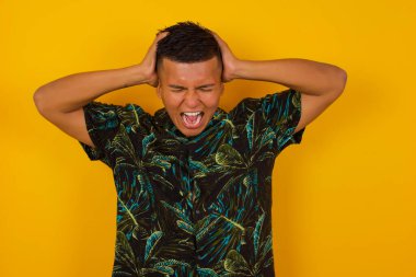 Şok olmuş İspanyol bir adam şık giyinmiş kafasının üstünde el ele tutuşup umutsuzluk ve hüsran içinde çığlık atıyordu. Uçağa geç kaldığında gözleri dehşet içindeydi, ağzı açıktı.