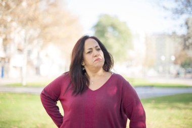 Parkta düşünen orta yaşlı güzel bir Arap kadın.  