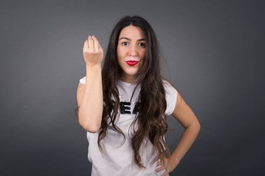 Gri arka planda el kol hareketi yapan güzel kadın..  