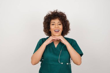 Tıp üniforması giyen güzel Arap doktor kadının stüdyoda aylak aylak dolaşması ve zıplaması oldukça şaşırtıcı..