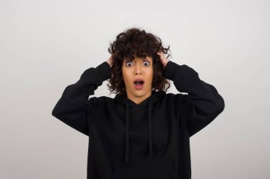 Sevinçten havalara uçmuş bir kadın iyi haberler aldıktan sonra çığlık atıyor, ellerini başının üstüne koyuyor, buna inanamıyorum..