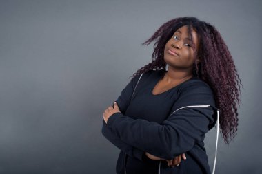 Güzel, kendine güvenen, neşeli, rahat giyimli Amerikalı bir kadının belden yukarısında geniş bir gülümsemesi, kollarını kavuşturarak, şık giyinmiş, iş arkadaşıyla tanıştığı için mutlu bir şekilde fotoğrafı var..