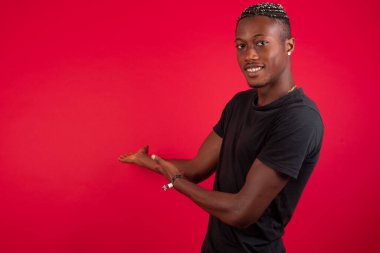 Tecrit edilmiş bir geçmişi olan yakışıklı Afro-Amerikan erkeği gülümseyerek doğal yollardan içeri girmeye davet ediyor. Hoş geldin işareti.