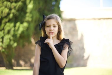 Sırrımı söyleme ya da yüksek sesle konuşma, lütfen! Duygusal olarak şaşırmış öğrenci sessiz olur, sessiz olur musun diye sorar. Sırrını açıklamaktan korkar ve parkta poz verir. 