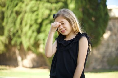 Çok üzgün, çekici, siyah elbiseli güzel bir kız burnuna dokunuyor, ağlamak istiyor, stresli bir ilişki yaşıyor, yorgun ve sorunlu. 