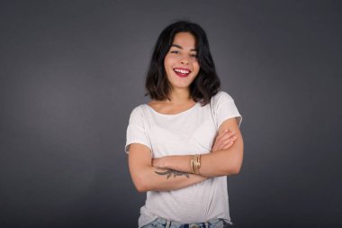 Ciddi bir kadının profili, üzerinde fotokopi alanı olan gri stüdyo duvarının üzerinde yürümeye hazır düşünceli bir ifadeye sahiptir..