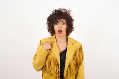 Süet ceketli güzel bir kadın kendini stüdyo çekimine gösteriyor.