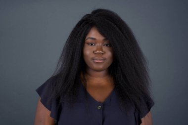 Komik Afrikalı Amerikalı kadın gözlerini şaşı yapar, dudaklarını büzer, bütün gün çalıştıktan sonra suratını buruşturur. Garip ifadeli cahil kadın inek tek başına eğleniyor, aptalı oynuyor. Beyaz kazak giyiyor.