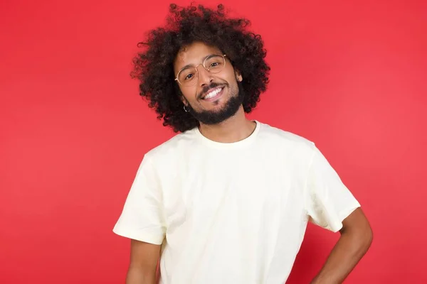 Junger Mann Mit Afro Haaren Lächelt Gegen Rote Wand — Stockfoto