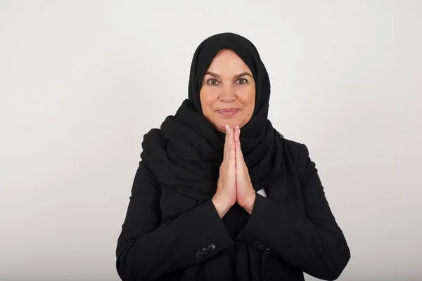 Poziomy Portret Ładnej Muzułmanki Czarnym Hidżabie Trzyma Dłonie Razem Cieszy — Zdjęcie stockowe