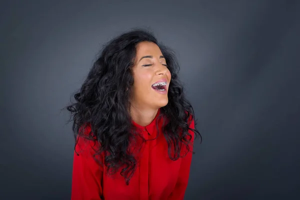 Mujer Morena Alegre Con Pelo Rizado Vistiendo Camisa Roja Divertirse —  Fotos de Stock