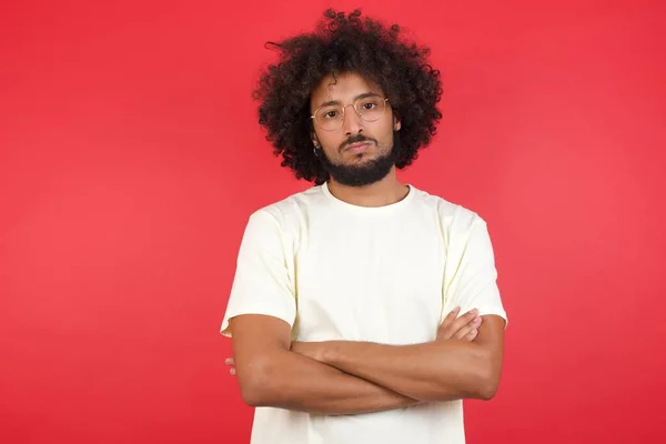 Junger Mann Mit Afro Haaren Mit Verschränkten Armen Gegen Rote — Stockfoto