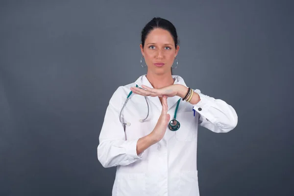 Jonge Mooie Dokter Vrouw Geïsoleerd Grijze Achtergrond Moe Verveeld Het — Stockfoto