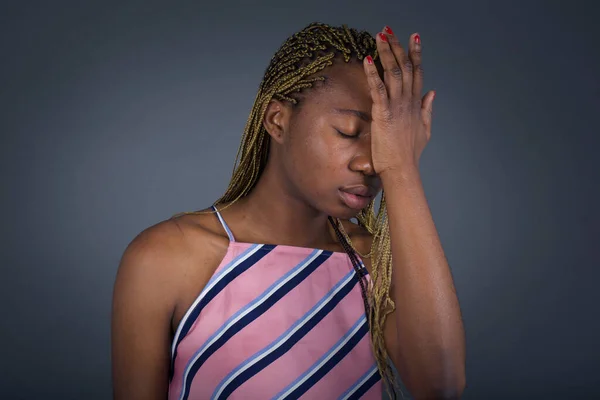 Frustrada Joven Afroamericana Mujer Vistiendo Ropa Casual Buscando Estresante Teniendo —  Fotos de Stock