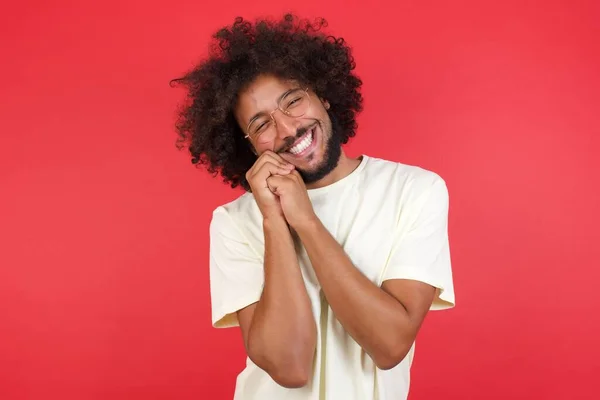 Junger Mann Mit Afro Haaren Freut Sich Über Rote Wand — Stockfoto