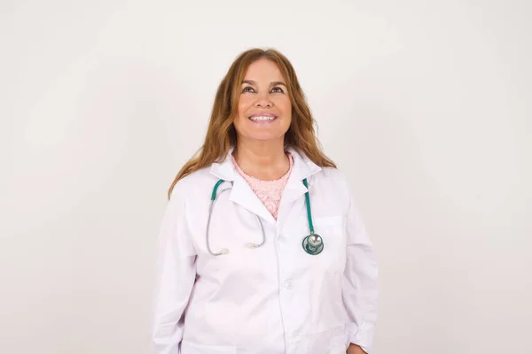 Retrato Horizontal Mulher Médica Branca Madura Aparência Agradável Vestindo Uniforme — Fotografia de Stock