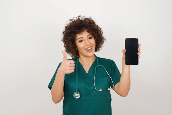 Ung Vacker Läkare Kvinna Bär Grön Medicinsk Uniform Över Isolerad — Stockfoto