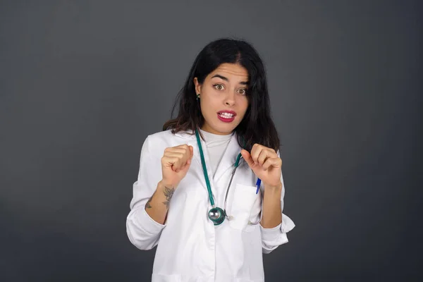 Expressões Faciais Emoções Humanas Retrato Jovem Doutora Pânico Segurando Mãos — Fotografia de Stock
